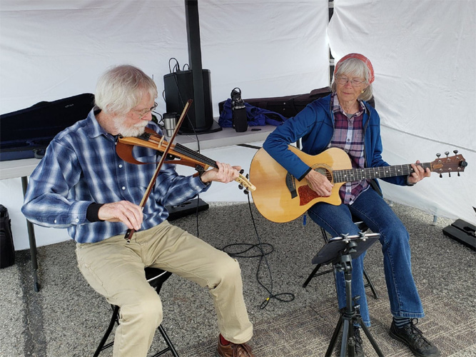 Steve and Sue - music at manistique farmers market 2021